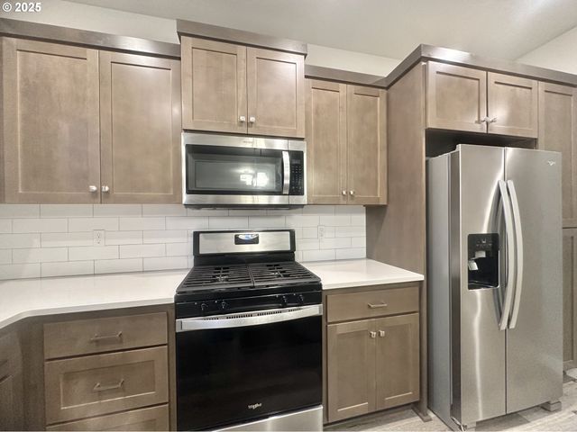 1396 DAYLILY St, Woodburn, OR 97071