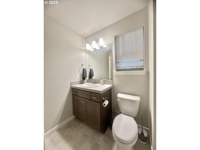 1396 DAYLILY St, Woodburn, OR 97071