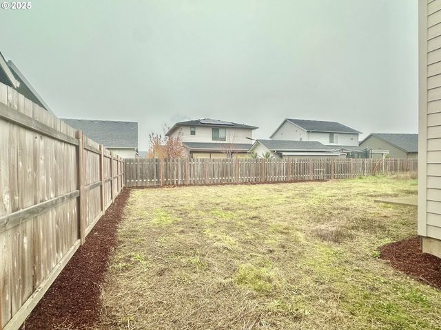 1396 DAYLILY St, Woodburn, OR 97071