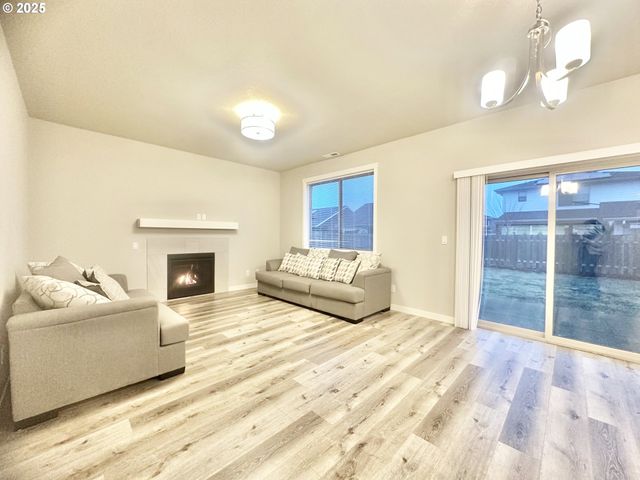 1396 DAYLILY St, Woodburn, OR 97071