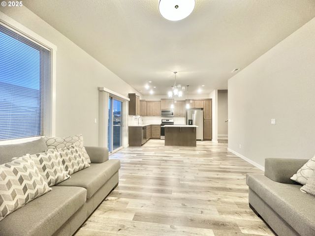 1396 DAYLILY St, Woodburn, OR 97071