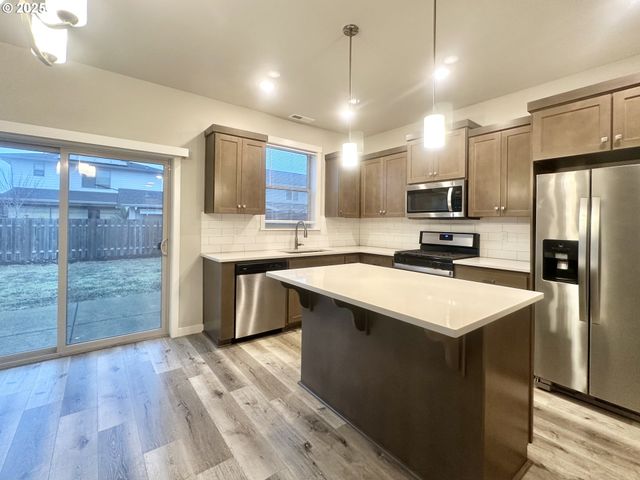 1396 DAYLILY St, Woodburn, OR 97071