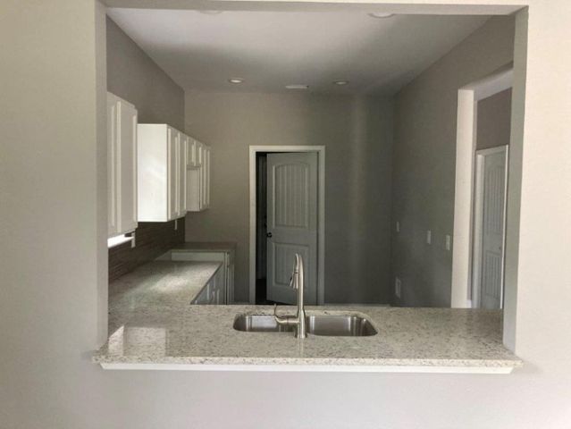 809 S Travis Avenue, Denison, TX 75021