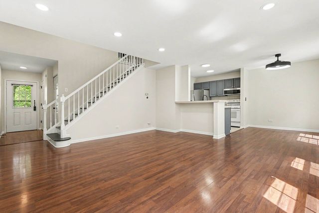 360 Golfview Court 360, Bloomingdale, IL 60108