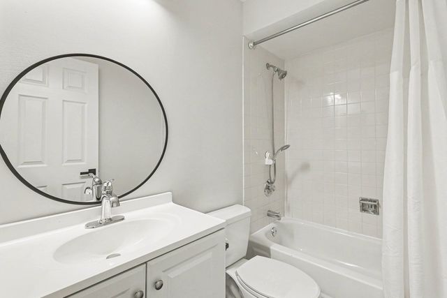 360 Golfview Court 360, Bloomingdale, IL 60108