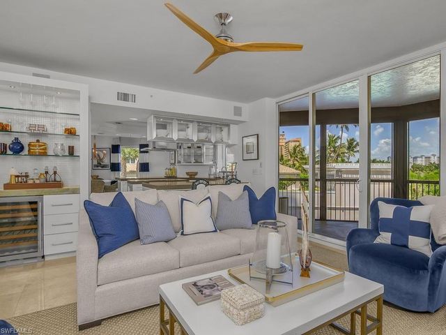8473 Bay Colony DR 304, Naples, FL 34108
