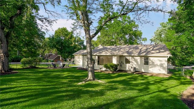 8100 Dearborn Drive, Prairie Village, KS 66208
