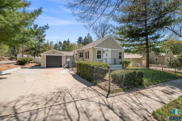213 E 32nd St Street, Sioux Falls, SD 57105