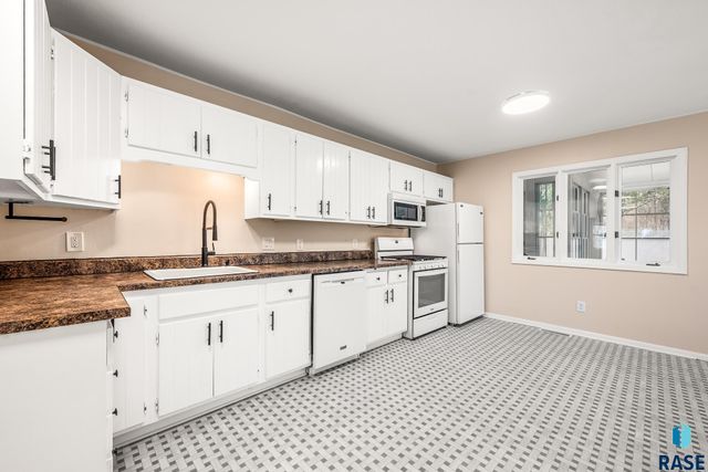 213 E 32nd St Street, Sioux Falls, SD 57105
