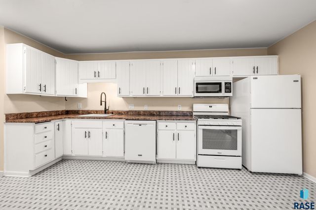 213 E 32nd St Street, Sioux Falls, SD 57105