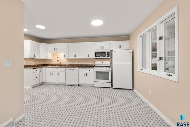 213 E 32nd St Street, Sioux Falls, SD 57105