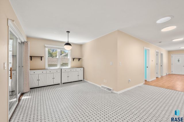 213 E 32nd St Street, Sioux Falls, SD 57105