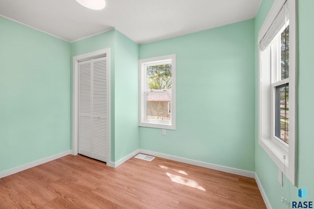 213 E 32nd St Street, Sioux Falls, SD 57105
