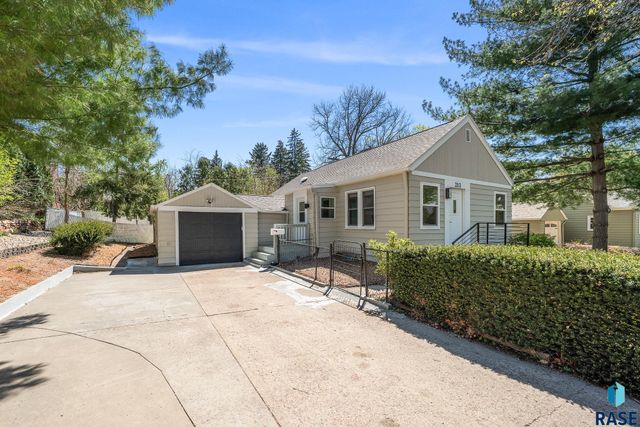 213 E 32nd St Street, Sioux Falls, SD 57105