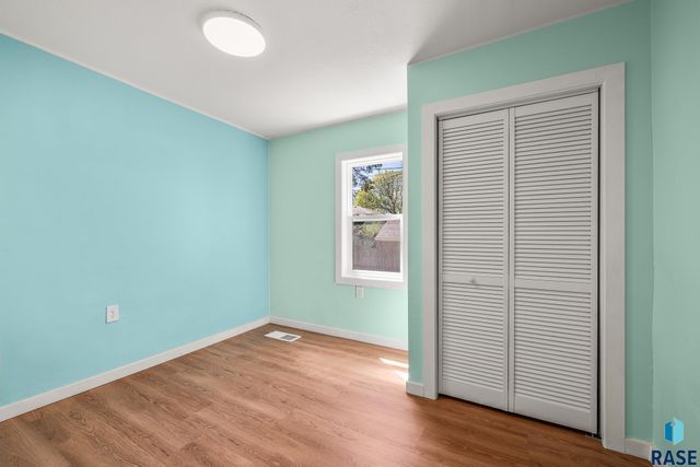 213 E 32nd St Street, Sioux Falls, SD 57105