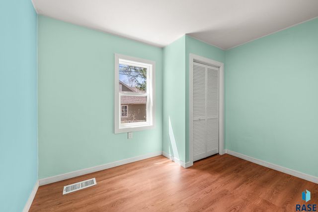 213 E 32nd St Street, Sioux Falls, SD 57105