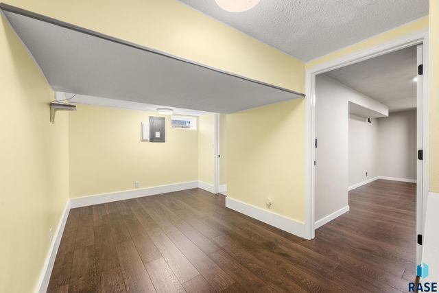 213 E 32nd St Street, Sioux Falls, SD 57105