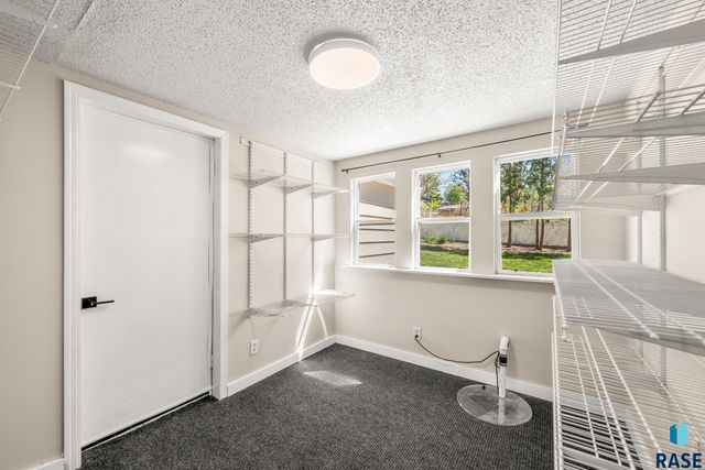 213 E 32nd St Street, Sioux Falls, SD 57105