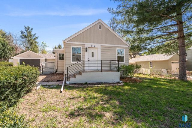 213 E 32nd St Street, Sioux Falls, SD 57105