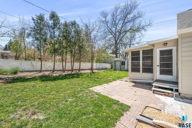 213 E 32nd St Street, Sioux Falls, SD 57105