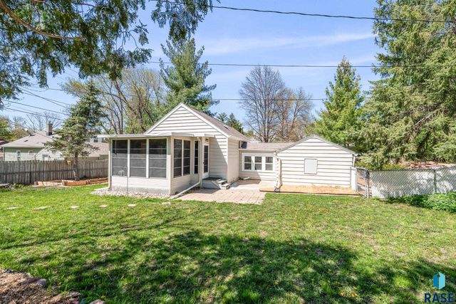 213 E 32nd St Street, Sioux Falls, SD 57105