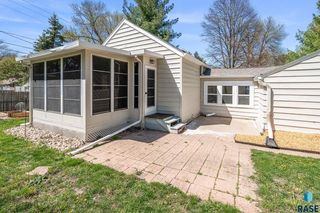 213 E 32nd St Street, Sioux Falls, SD 57105