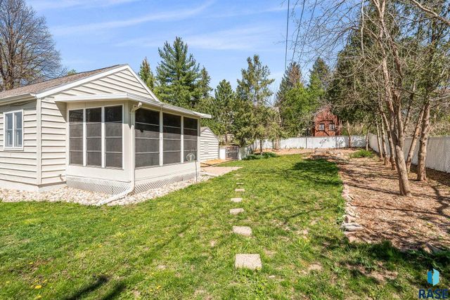 213 E 32nd St Street, Sioux Falls, SD 57105