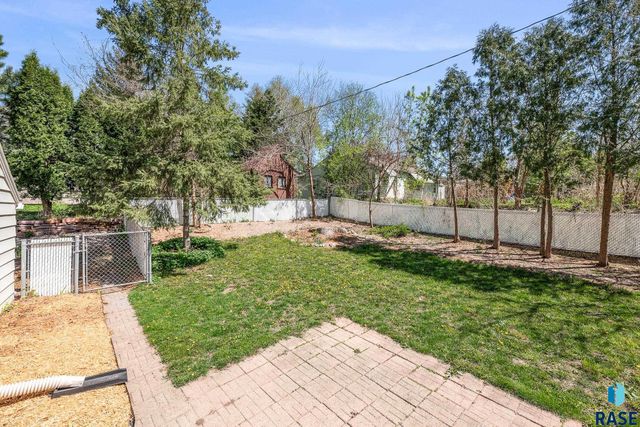 213 E 32nd St Street, Sioux Falls, SD 57105
