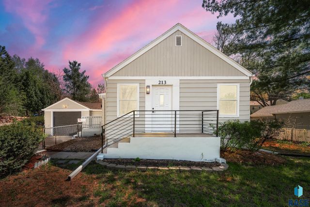 213 E 32nd St Street, Sioux Falls, SD 57105