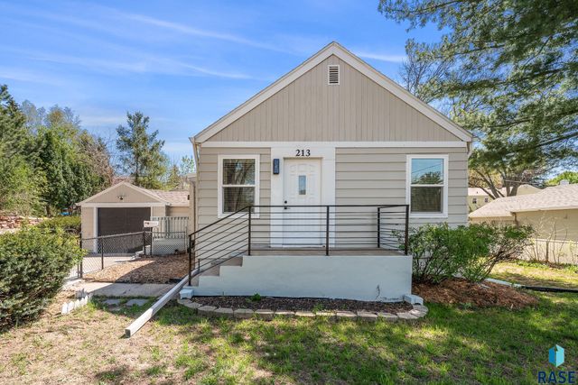 213 E 32nd St Street, Sioux Falls, SD 57105