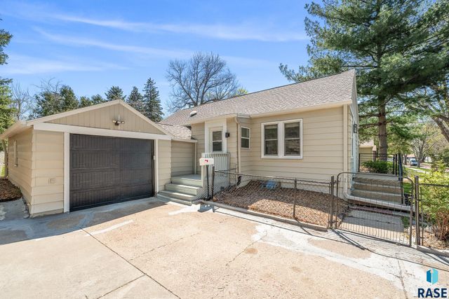 213 E 32nd St Street, Sioux Falls, SD 57105