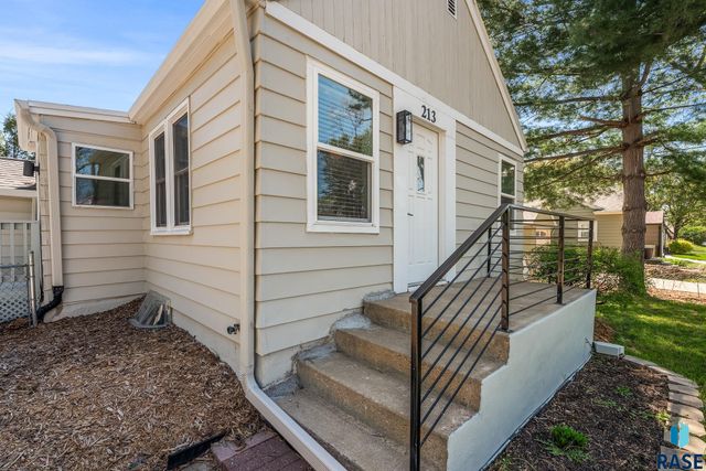 213 E 32nd St Street, Sioux Falls, SD 57105