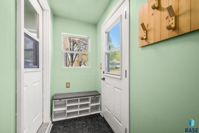 213 E 32nd St Street, Sioux Falls, SD 57105