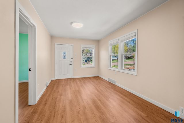 213 E 32nd St Street, Sioux Falls, SD 57105