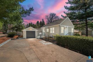 213 E 32nd St Street, Sioux Falls, SD 57105