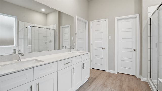 4915 SIMMENTAL Drive, Arlington, TX 76001