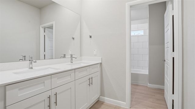 4915 SIMMENTAL Drive, Arlington, TX 76001