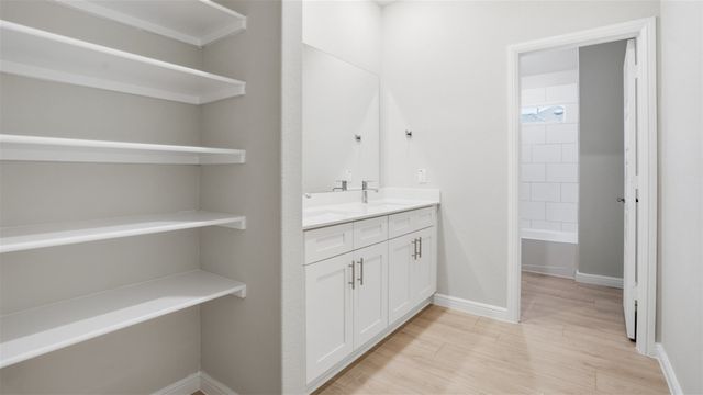4915 SIMMENTAL Drive, Arlington, TX 76001