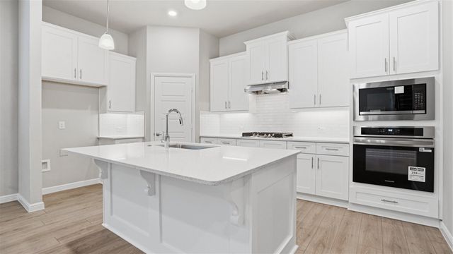 4915 SIMMENTAL Drive, Arlington, TX 76001