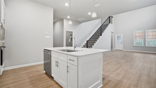 4915 SIMMENTAL Drive, Arlington, TX 76001
