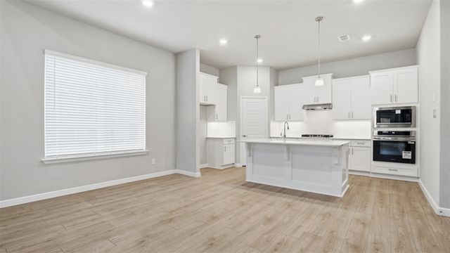 4915 SIMMENTAL Drive, Arlington, TX 76001
