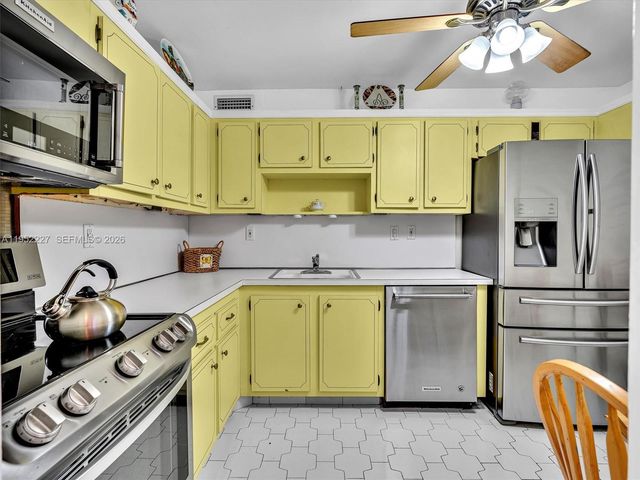 3675 N Country Club Dr 409, Aventura, FL 33180