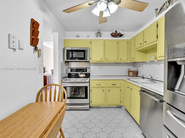 3675 N Country Club Dr 409, Aventura, FL 33180