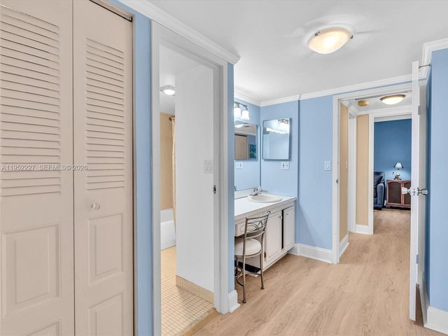 3675 N Country Club Dr 409, Aventura, FL 33180