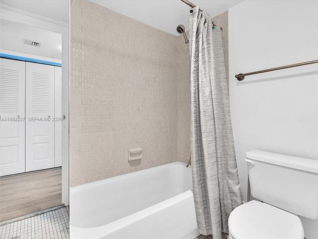 3675 N Country Club Dr 409, Aventura, FL 33180