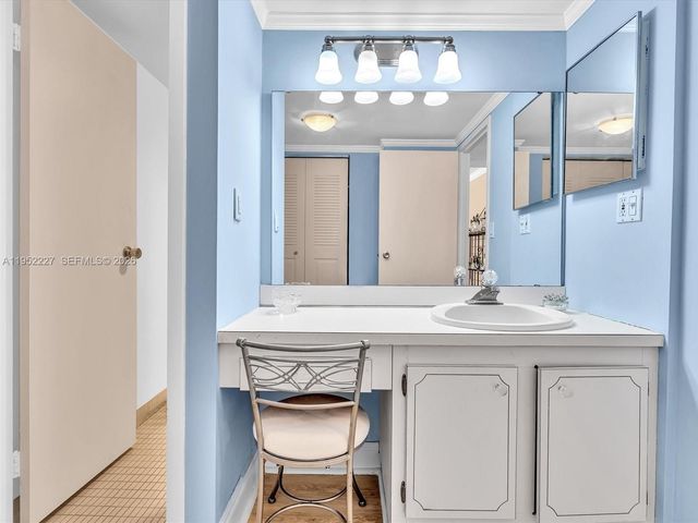 3675 N Country Club Dr 409, Aventura, FL 33180