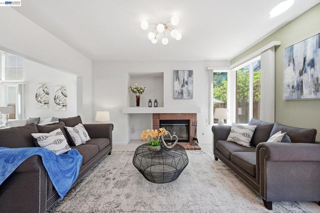 17 Miranda Ct, Alameda, CA 94502
