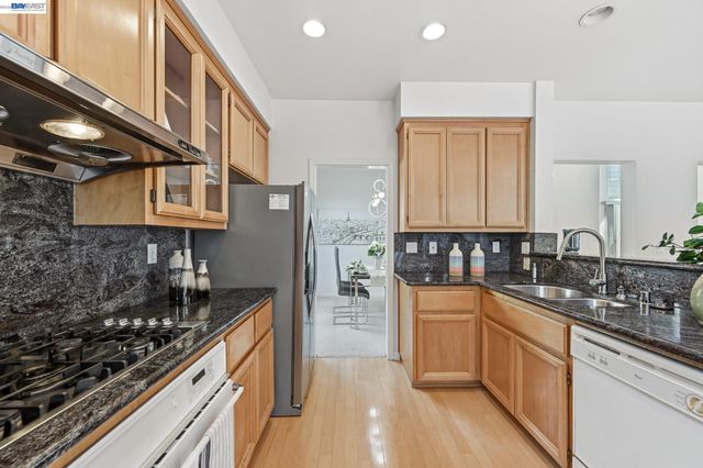 17 Miranda Ct, Alameda, CA 94502