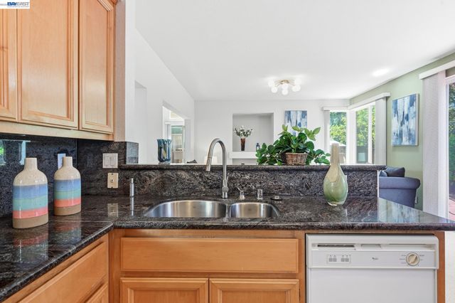 17 Miranda Ct, Alameda, CA 94502