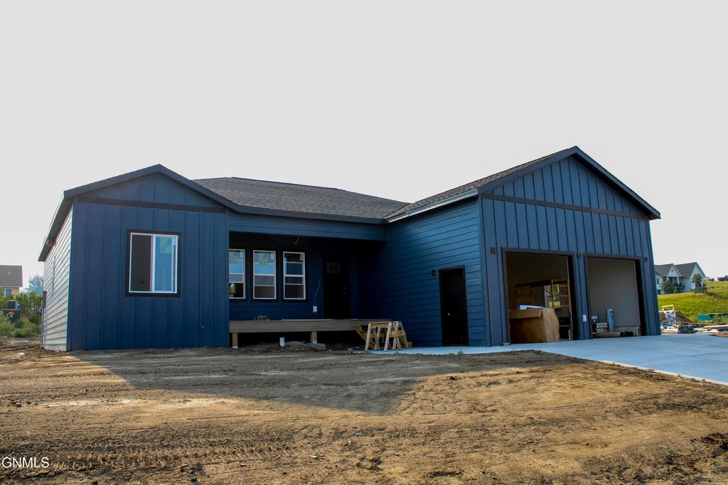 1305 Tara Lane SW, Watford City, ND 58854 photo 2